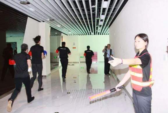 保定消防工程公司：商場發(fā)生火災如何逃生？做好這四點！